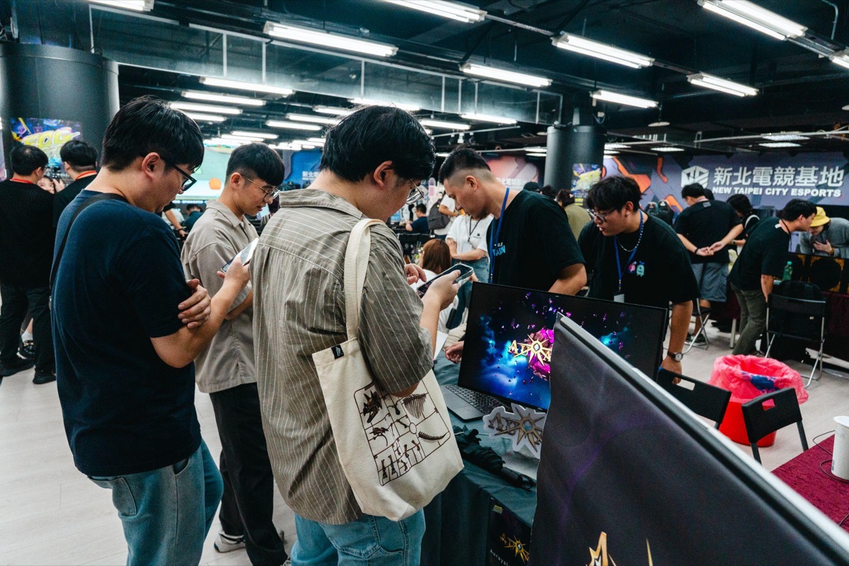 FCG Night: Những người tham gia trực tiếp trải nghiệm trò chơi bài và trao đổi sưu tập
