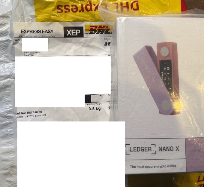 マーク・カルペレスが受け取ったLedgerの小包。発送元はマレーシア。
