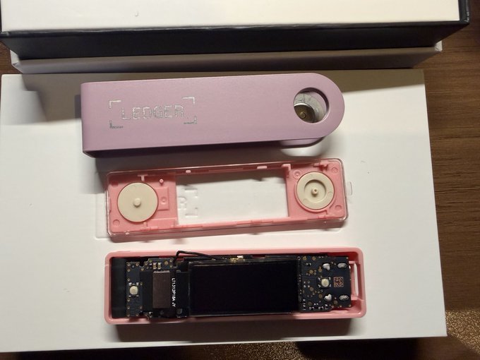 ケースを取り外したLedger Nano X